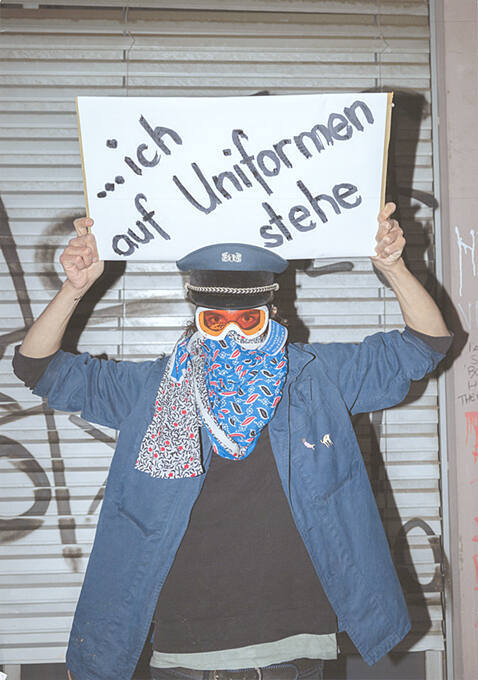 [Ich gehe an den 1. Mai…] [weil] …ich auf Uniformen stehe